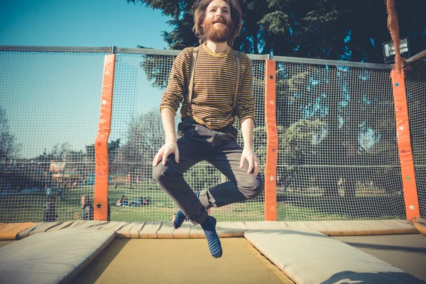 Uomo che salta sul trampolino — Foto Stock