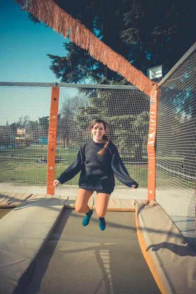 Hombre saltando en trampolín — Foto de Stock