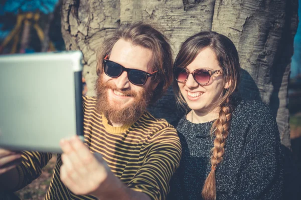 Paar met tablet — Stockfoto