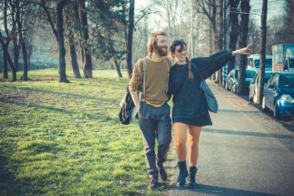 Jeune couple élégant moderne — Photo