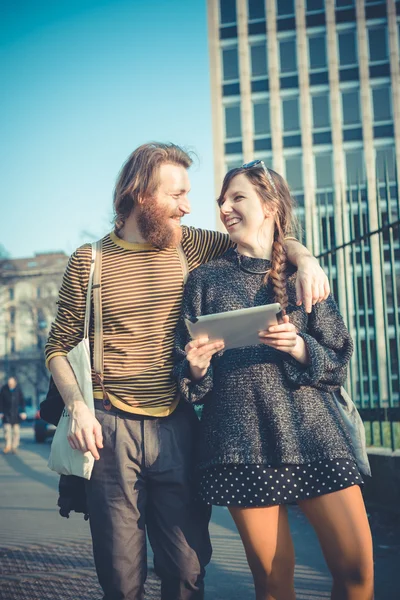 Couple utilisant la tablette — Photo