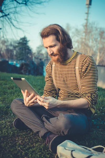 Hipster man använder tablet — Stockfoto