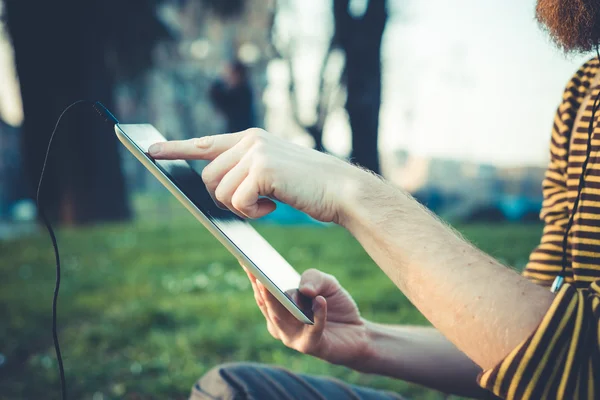 Hands using tablet — Stock Photo, Image