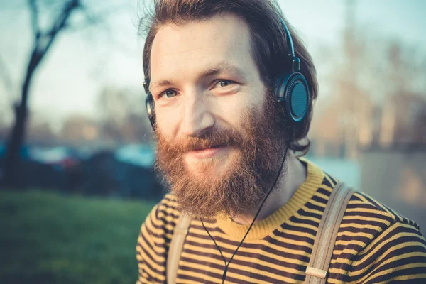 Homem ouvindo música — Fotografia de Stock