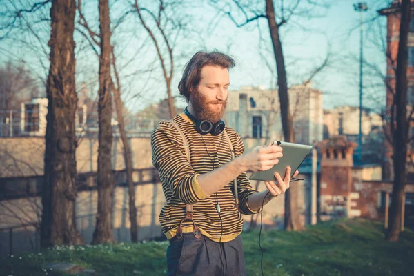 Homme écouter de la musique — Photo