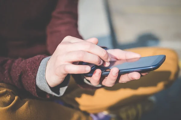 Manos usando un teléfono inteligente — Foto de Stock