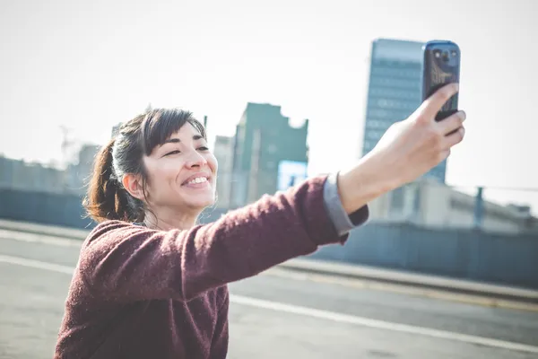 Vrouw met smartphone — Stockfoto