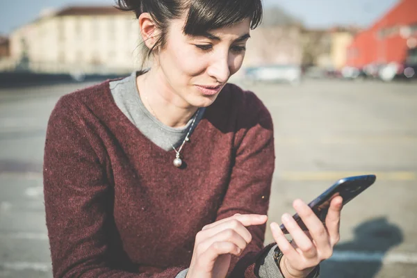 Kobieta korzystająca ze smartfona — Zdjęcie stockowe