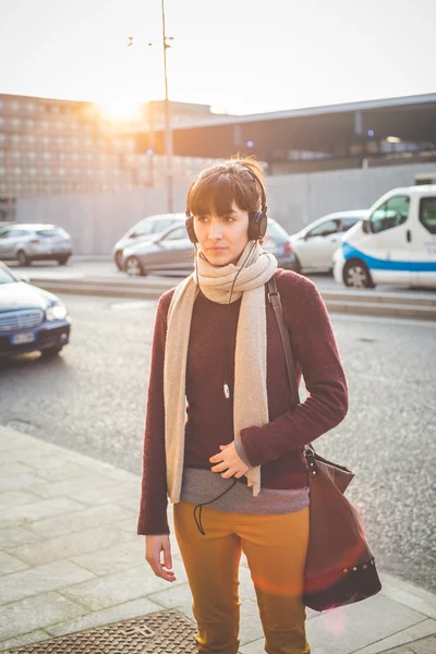 Vrouw die muziek luistert — Stockfoto