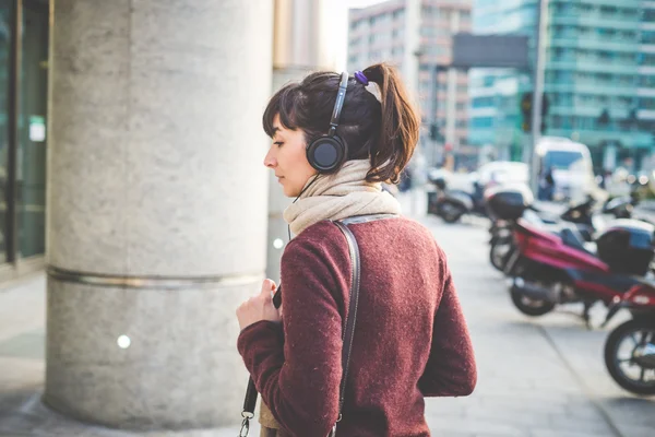 Vrouw die muziek luistert — Stockfoto