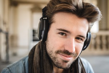 moda mężczyzna za pomocą tabletu