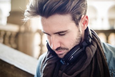 Müzik dinleyen adam.