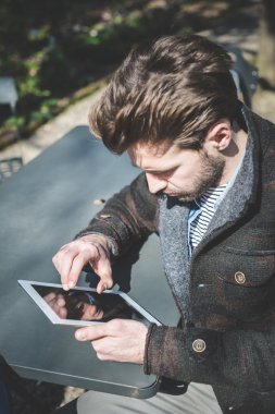 moda mężczyzna za pomocą tabletu