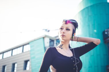 Punk kız müzik dinleme