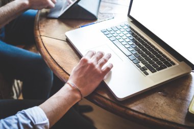 Tablet kullanarak ele