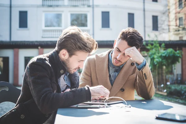 Dos hombres de negocios usando tableta — Foto de Stock