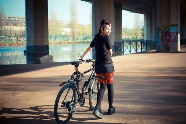 Панк-девушка на велосипеде — стоковое фото