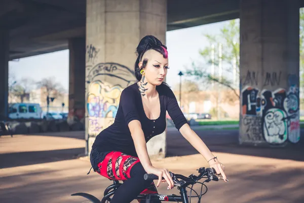 Punk fille vélo d'équitation — Photo