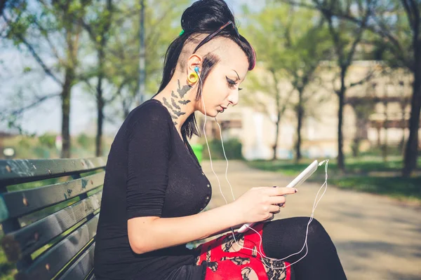 Dziewczyna punk za pomocą tabletu — Zdjęcie stockowe