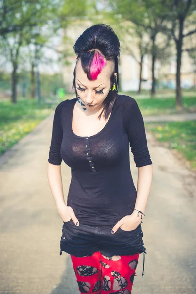 Dunkles Punk-Mädchen — Stockfoto