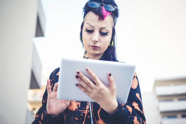 Punk tjej använder tablet — Stockfoto