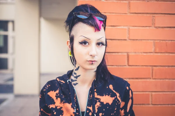 Dziewczyna punk ciemny — Zdjęcie stockowe