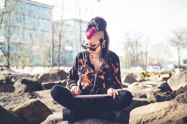 Punk menina usando tablet — Fotografia de Stock