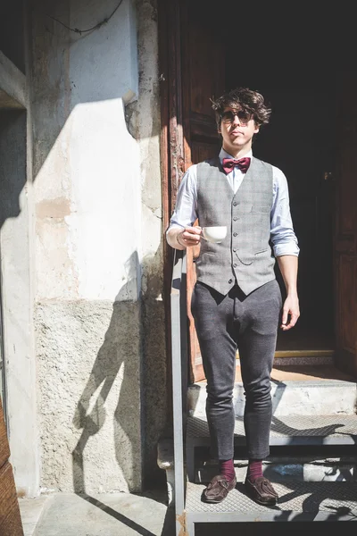 Joven hipster elegante hombre — Foto de Stock