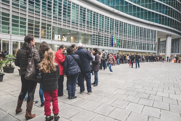 Άνθρωποι επισκέπτονται palazzo — Φωτογραφία Αρχείου