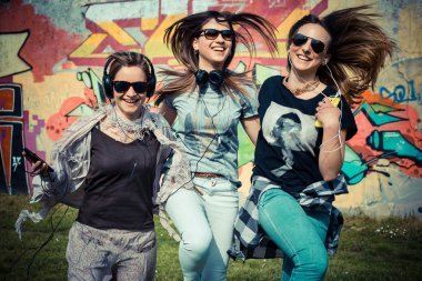 üç güzel arkadaş otantik