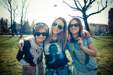 üç güzel arkadaş otantik