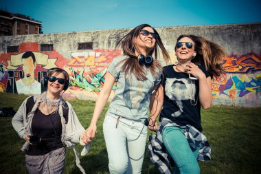 üç güzel arkadaş otantik