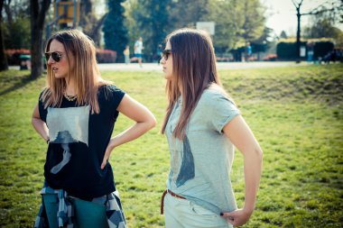 üç güzel arkadaş otantik