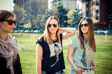 üç güzel arkadaş otantik