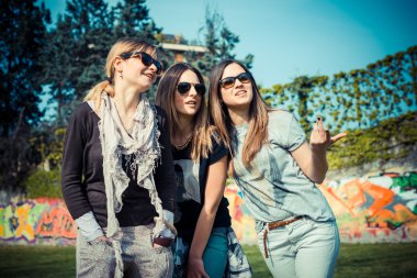 üç güzel arkadaş otantik