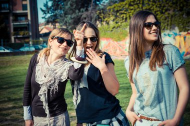 üç güzel arkadaş otantik