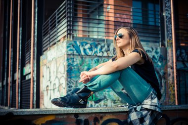 Genç, güzel sarışın kadın.