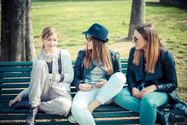 üç güzel arkadaş otantik