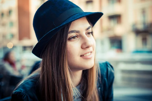 Mooie brunette jonge vrouw — Stockfoto