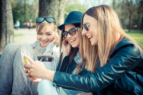 Drei schöne Freunde authentisch — Stockfoto