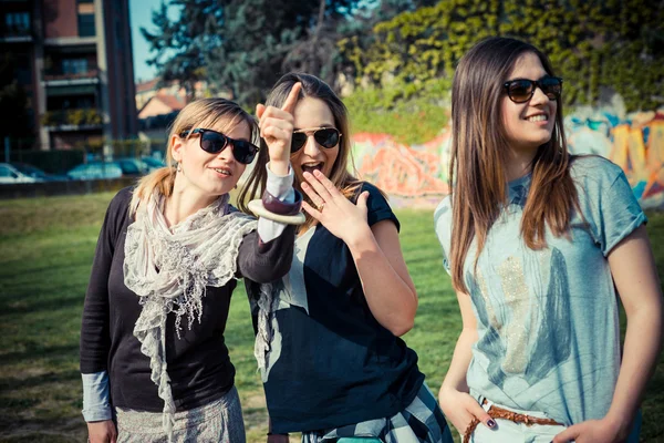 Drei schöne Freunde authentisch — Stockfoto