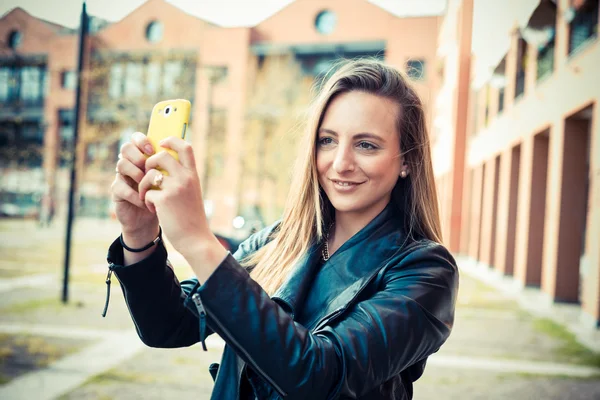 Junge schöne blonde Frau — Stockfoto