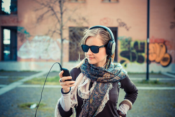 Mujer rubia escuchando música — Foto de Stock