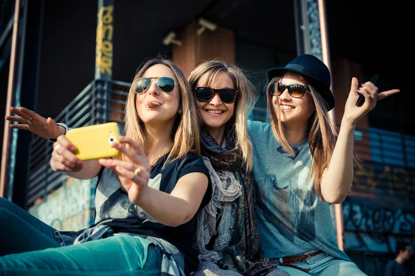 Drei schöne Freunde authentisch — Stockfoto