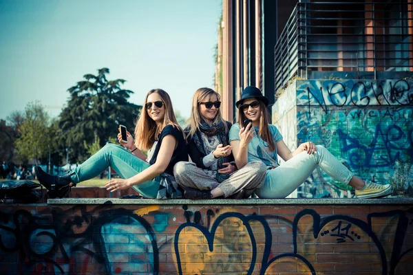 Drie prachtige vrienden authentiek — Stockfoto