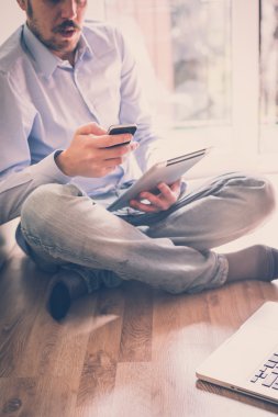 Multitasking çoklu ortam adam