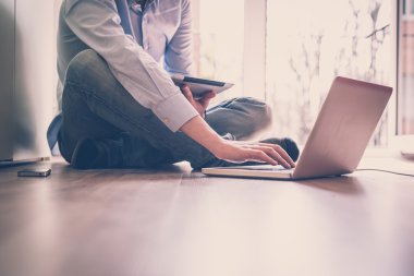 dizüstü bilgisayar kullanarak eller