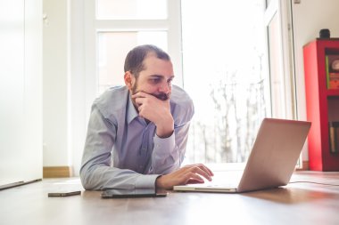 Multitasking çoklu ortam adam