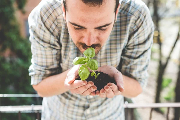 Guapo elegante hombre jardinería — Foto de Stock