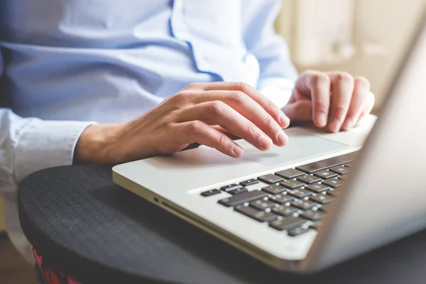 Handen met behulp van laptop — Stockfoto